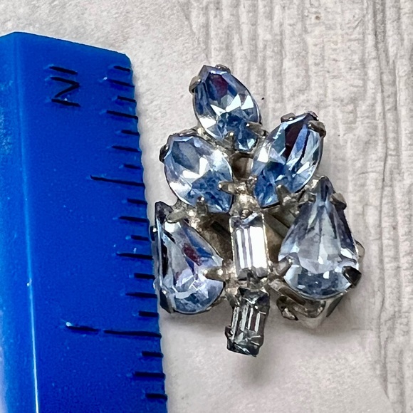 Vintage Signed WEISS Leaf Shape Clip On Earrings - Light Blue‎ Rhinestone RARE - Picture 2 of 4